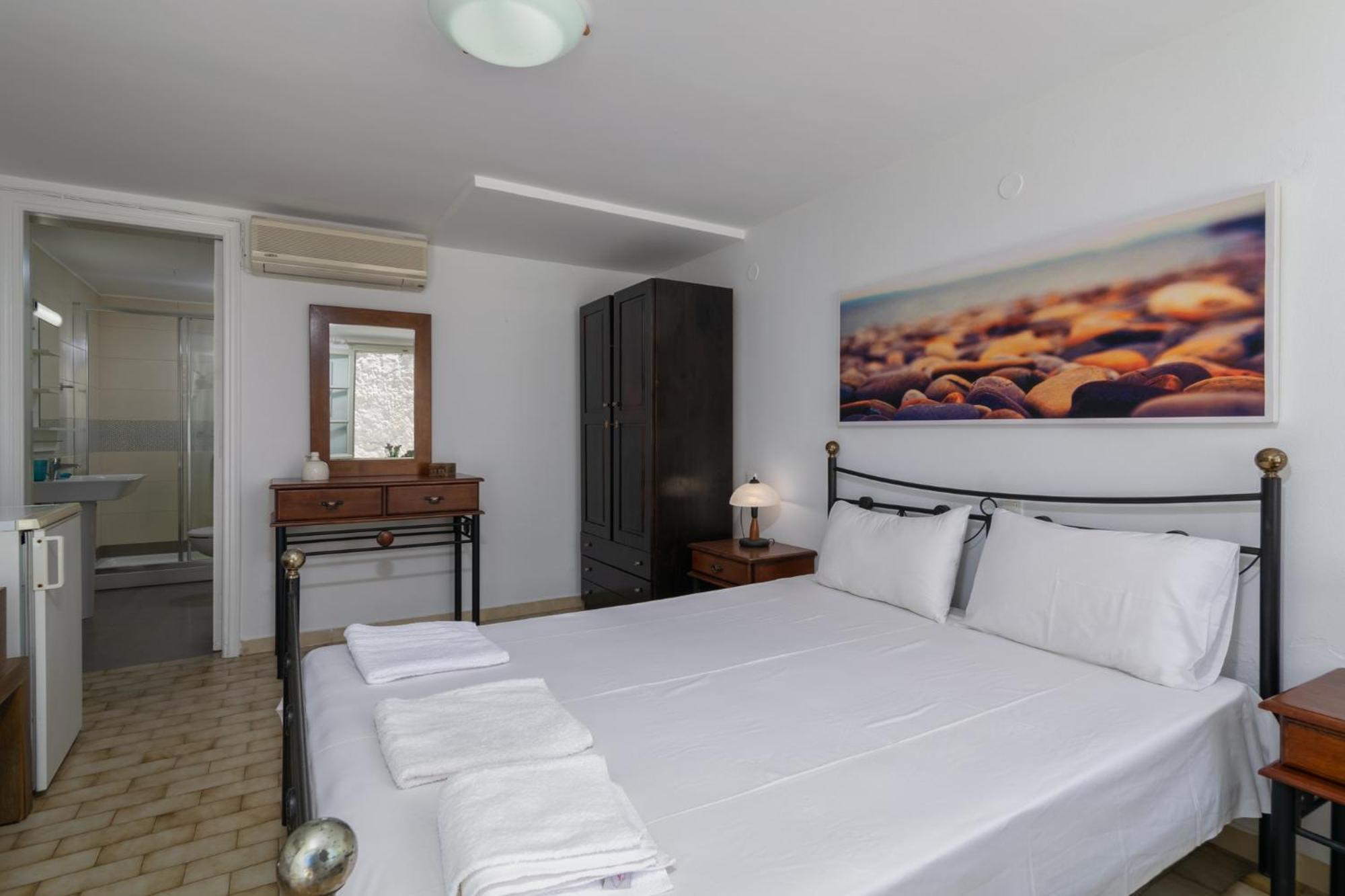 Areti'S Milos Guesthouses Adamantas  Ngoại thất bức ảnh